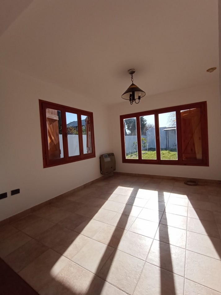 CHALET  4 AMBIENTES RECICLADO. CON RENTA. BARRIO CONSTITUCION. APTO CREDITO. POSIBILIDAD DE FINANCIACION DE SALDO DE PRECIO.