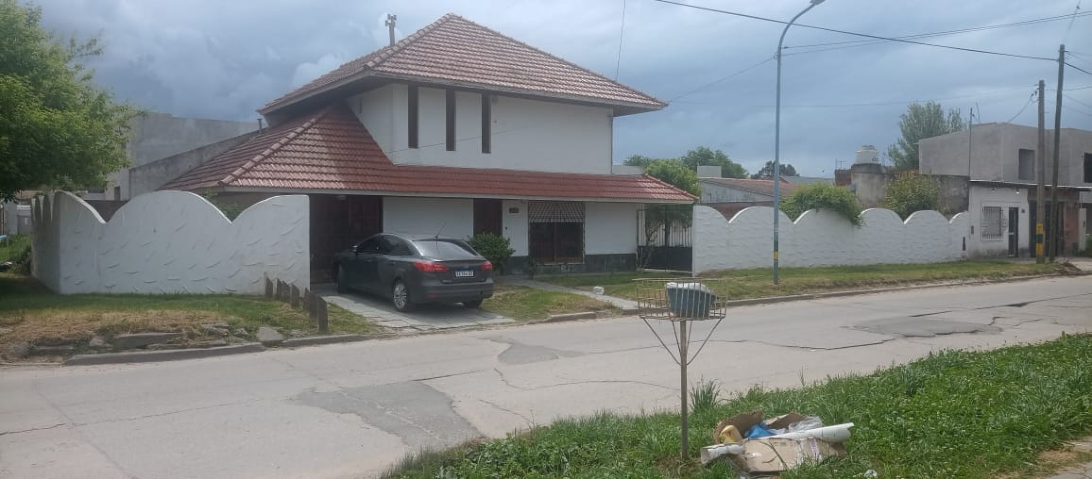 CHALET DE 3 AMBIENTES EN DUPLEX. GARAJE CUBIERTO. CON ESPACIO PARA PISCINA. APTA CREDITO. ACEPTARIA PERMUTA MENOR VALOR.