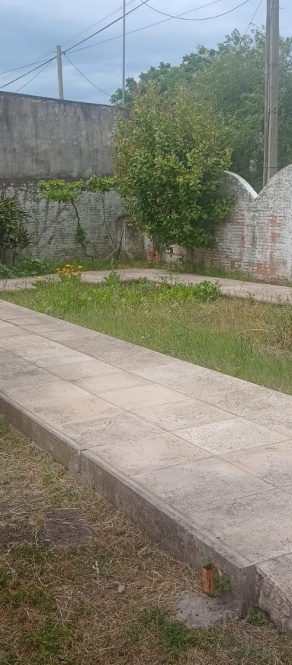 CHALET DE 3 AMBIENTES EN DUPLEX. GARAJE CUBIERTO. CON ESPACIO PARA PISCINA. APTA CREDITO. ACEPTARIA PERMUTA MENOR VALOR.