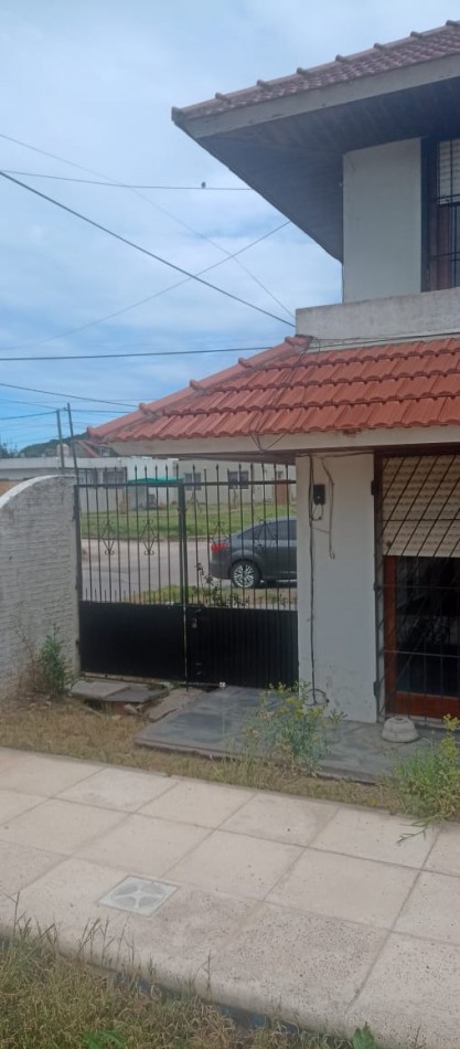 CHALET DE 3 AMBIENTES EN DUPLEX. GARAJE CUBIERTO. CON ESPACIO PARA PISCINA. APTA CREDITO. ACEPTARIA PERMUTA MENOR VALOR.