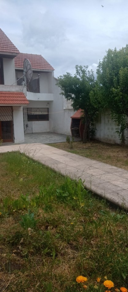 CHALET DE 3 AMBIENTES EN DUPLEX. GARAJE CUBIERTO. CON ESPACIO PARA PISCINA. APTA CREDITO. ACEPTARIA PERMUTA MENOR VALOR.