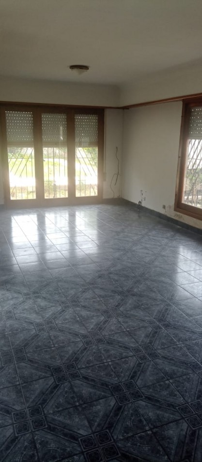 CHALET DE 3 AMBIENTES EN DUPLEX. GARAJE CUBIERTO. CON ESPACIO PARA PISCINA. APTA CREDITO. ACEPTARIA PERMUTA MENOR VALOR.