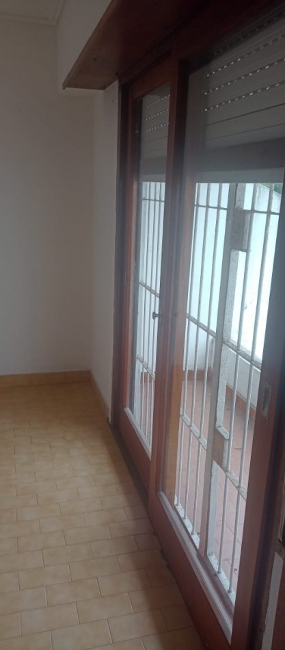 CHALET DE 3 AMBIENTES EN DUPLEX. GARAJE CUBIERTO. CON ESPACIO PARA PISCINA. APTA CREDITO. ACEPTARIA PERMUTA MENOR VALOR.