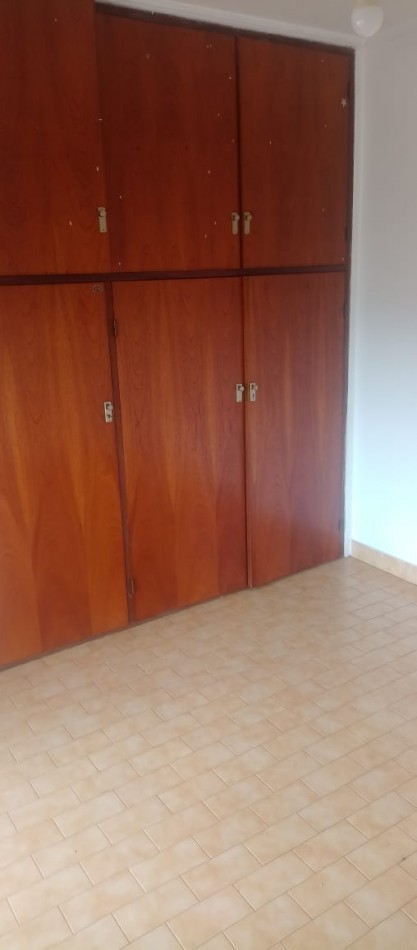 CHALET DE 3 AMBIENTES EN DUPLEX. GARAJE CUBIERTO. CON ESPACIO PARA PISCINA. APTA CREDITO. ACEPTARIA PERMUTA MENOR VALOR.