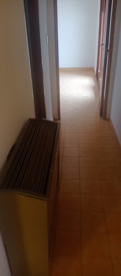 CHALET DE 3 AMBIENTES EN DUPLEX. GARAJE CUBIERTO. CON ESPACIO PARA PISCINA. APTA CREDITO. ACEPTARIA PERMUTA MENOR VALOR.