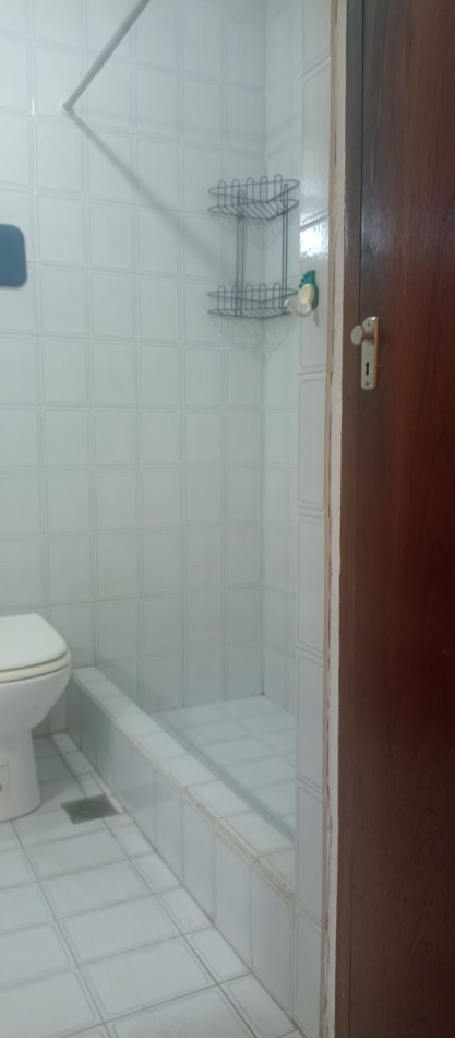CHALET DE 3 AMBIENTES EN DUPLEX. GARAJE CUBIERTO. CON ESPACIO PARA PISCINA. APTA CREDITO. ACEPTARIA PERMUTA MENOR VALOR.