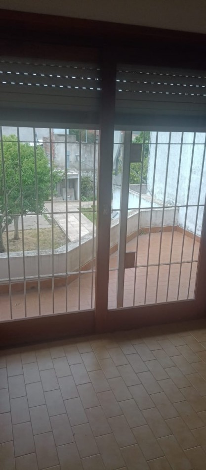 CHALET DE 3 AMBIENTES EN DUPLEX. GARAJE CUBIERTO. CON ESPACIO PARA PISCINA. APTA CREDITO. ACEPTARIA PERMUTA MENOR VALOR.