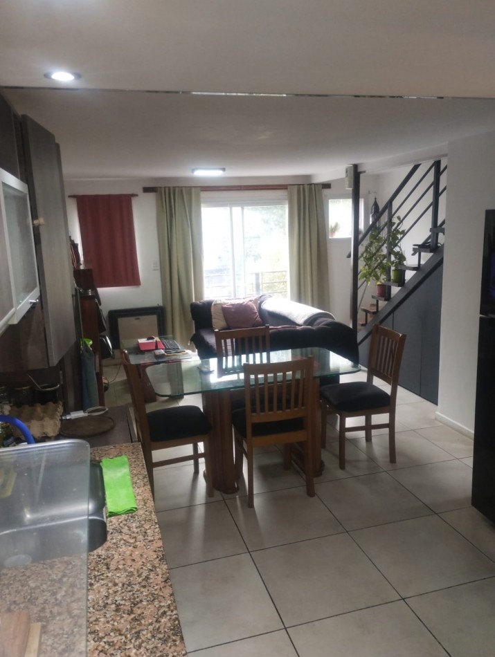 PH EN DUPLEX DE AMPLIOS 3 AMBIENTES CON ESPACIO DE COCHERA. DON BOSCO. APTO CREDITO. SIN EXPENSAS.