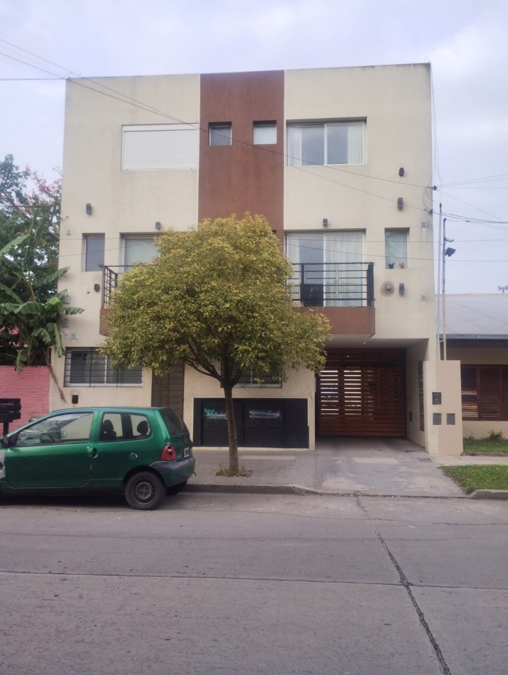 PH EN DUPLEX DE AMPLIOS 3 AMBIENTES CON ESPACIO DE COCHERA. DON BOSCO. APTO CREDITO. SIN EXPENSAS.