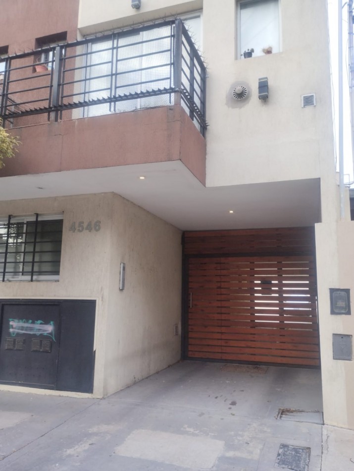 PH EN DUPLEX DE AMPLIOS 3 AMBIENTES CON ESPACIO DE COCHERA. DON BOSCO. APTO CREDITO. SIN EXPENSAS.