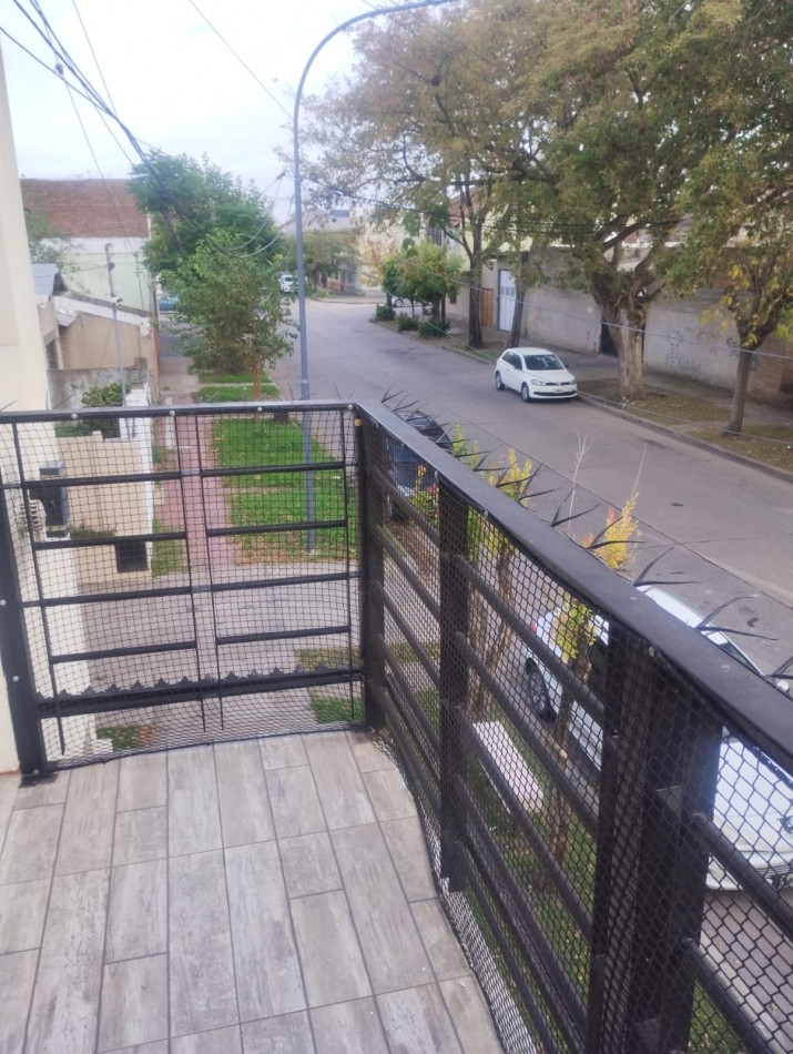 PH EN DUPLEX DE AMPLIOS 3 AMBIENTES CON ESPACIO DE COCHERA. DON BOSCO. APTO CREDITO. SIN EXPENSAS.