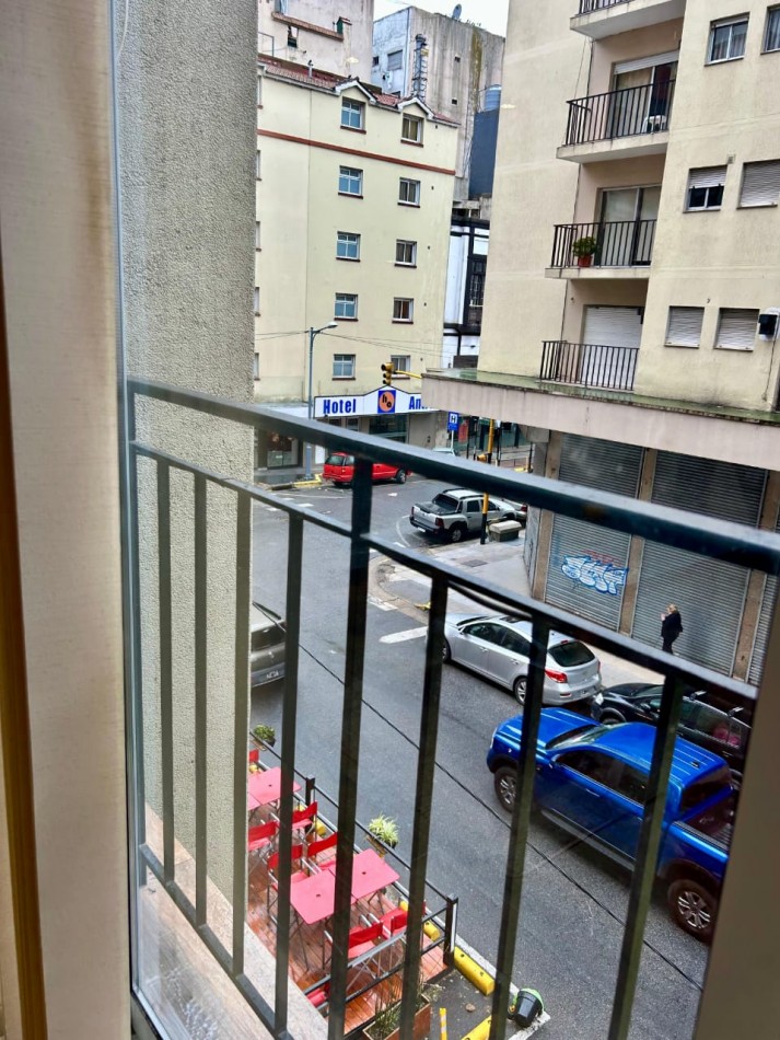 2 AMBIENTES AL FRENTE CON BALCON. EXCELENTE UBICACION. RECICLADO Y CON AMOBLAMIENTO NUEVO. 