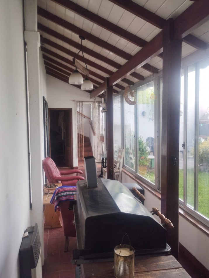 IMPECABLE CASA EN ESQUINA. 3 AMBIENTES CON GARAJE Y PARQUE. APTA CREDITO. NUEVA POMPEYA