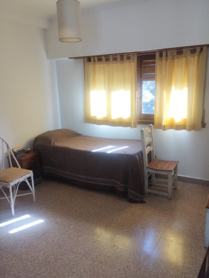 IMPECABLE CASA EN ESQUINA. 3 AMBIENTES CON GARAJE Y PARQUE. APTA CREDITO. NUEVA POMPEYA