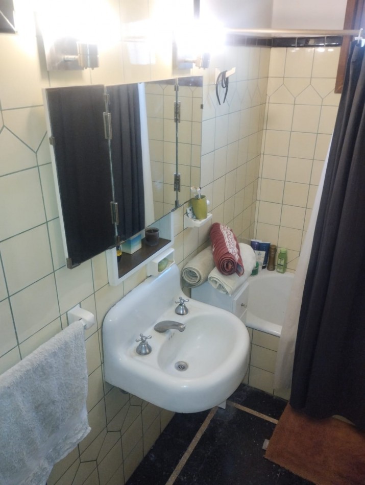 IMPECABLE CASA EN ESQUINA. 3 AMBIENTES CON GARAJE Y PARQUE. APTA CREDITO. NUEVA POMPEYA