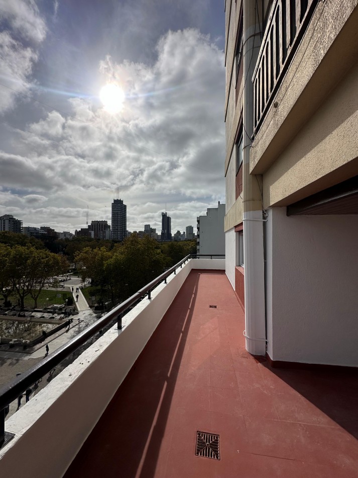 DEPARTAMENTO DE 4 AMBIENTES A LA CALLE CON BALCON TERRAZA. COCHERA CUBIERTA. 