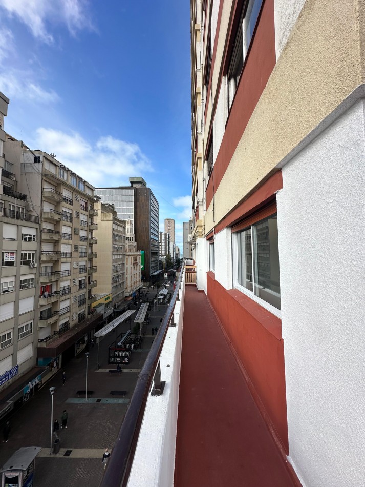 DEPARTAMENTO DE 4 AMBIENTES A LA CALLE CON BALCON TERRAZA. COCHERA CUBIERTA. 
