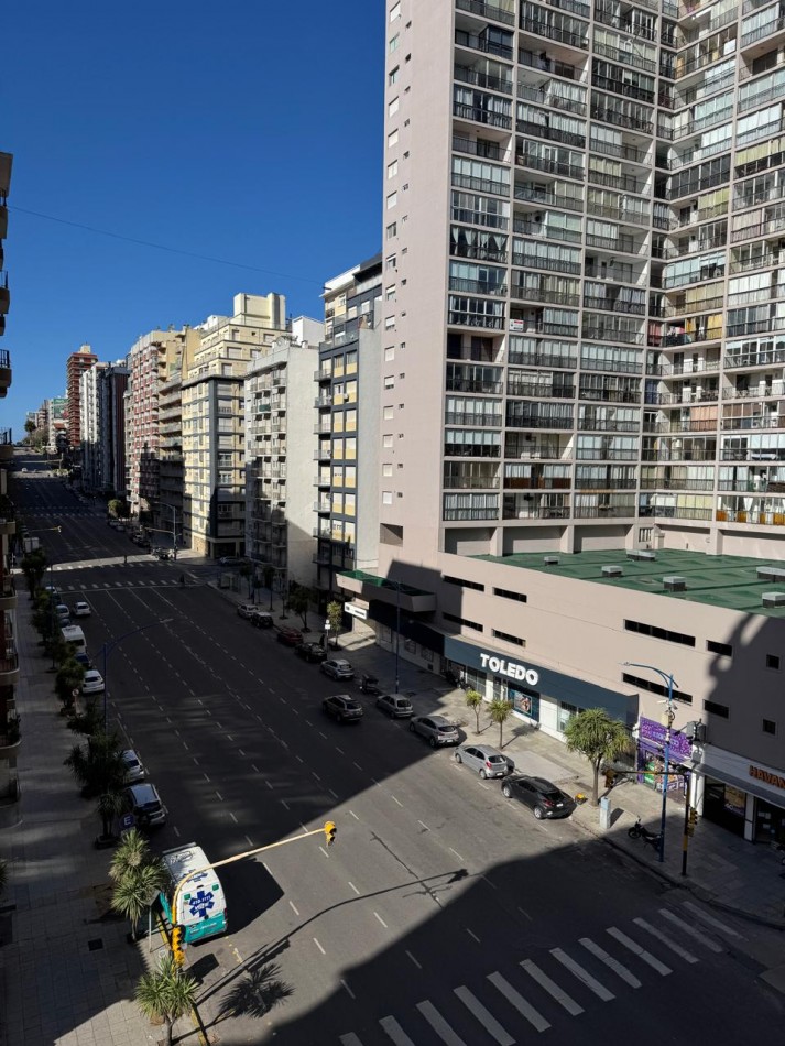ALQUILER 24 MESES- DEPARTAMENTO DE 2 AMBIENTES AL FRENTE CON BALCON SALIENTE. VISTA LATERAL AL MAR. ZONA GUEMES