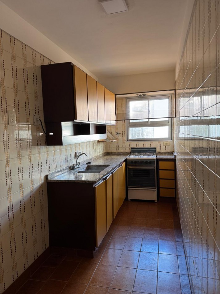ALQUILER 24 MESES- DEPARTAMENTO DE 2 AMBIENTES AL FRENTE CON BALCON SALIENTE. VISTA LATERAL AL MAR. ZONA GUEMES