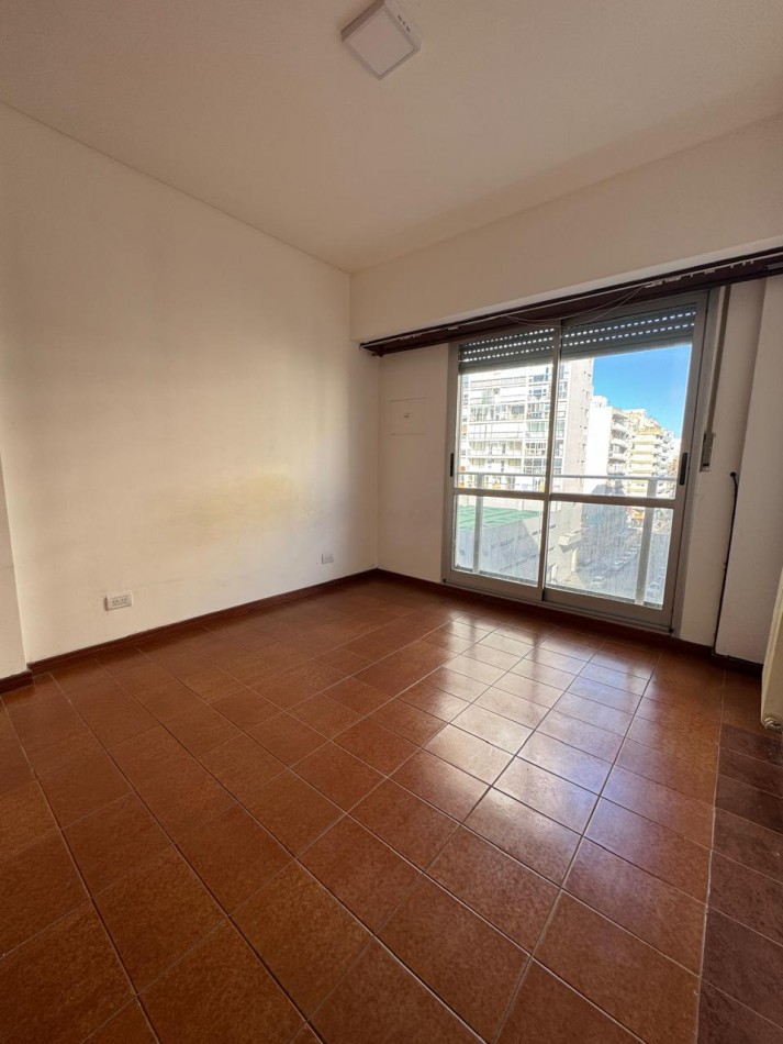 ALQUILER 24 MESES- DEPARTAMENTO DE 2 AMBIENTES AL FRENTE CON BALCON SALIENTE. VISTA LATERAL AL MAR. ZONA GUEMES