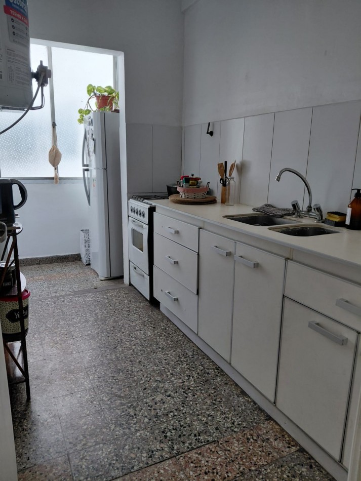 DEPARTAMENTO DE 2 AMBIENTES AL FRENTE CON BALCON. DEPENDENCIA. ZONA AUTOMOVIL CLUB