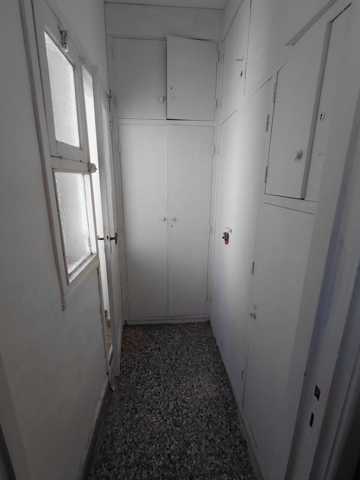 DEPARTAMENTO DE 2 AMBIENTES AL FRENTE CON BALCON. DEPENDENCIA. ZONA AUTOMOVIL CLUB
