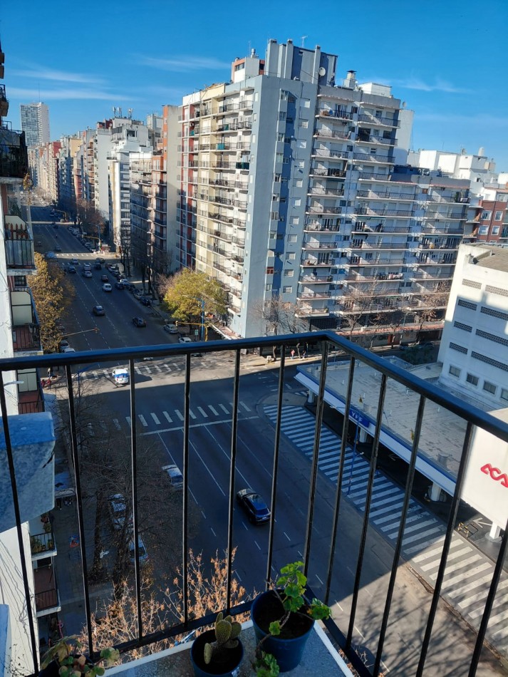 DEPARTAMENTO DE 2 AMBIENTES AL FRENTE CON BALCON. DEPENDENCIA. ZONA AUTOMOVIL CLUB