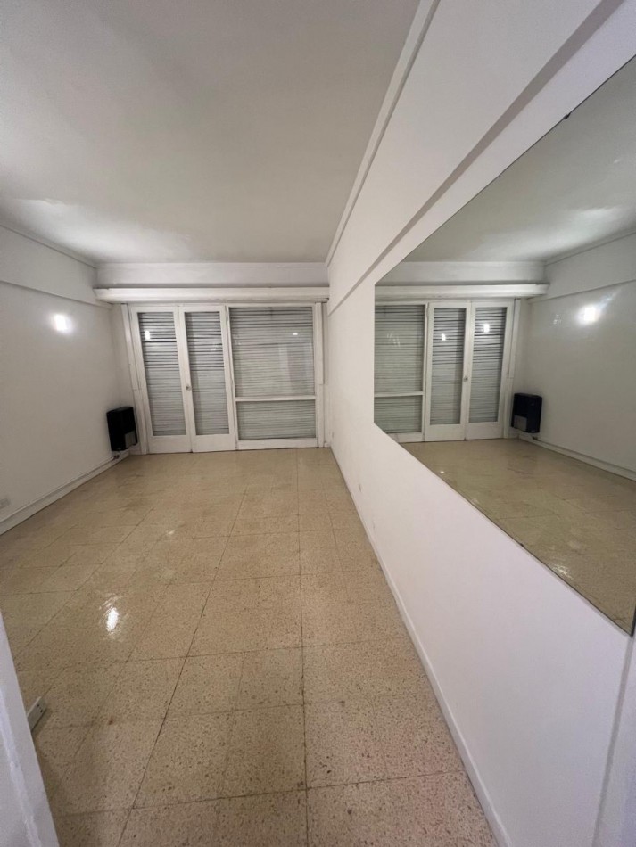 DEPARTAMENTO DE 2 AMBIENTES AL FRENTE CON BALCON. DEPENDENCIA. ZONA AUTOMOVIL CLUB
