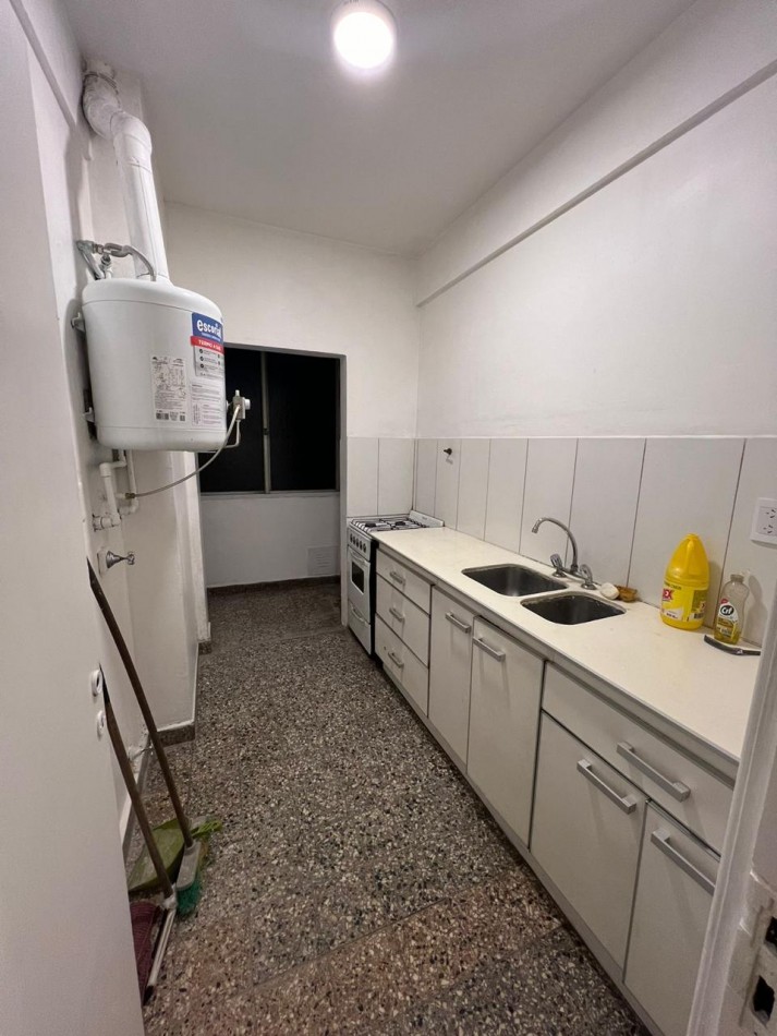 DEPARTAMENTO DE 2 AMBIENTES AL FRENTE CON BALCON. DEPENDENCIA. ZONA AUTOMOVIL CLUB