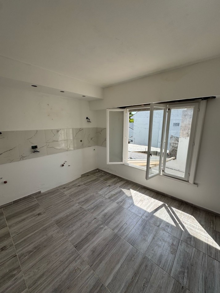PH DE 3 AMBIENTES EN PRIMER PISO POR ESCALERA. A LA CALLE. SIN EXPENSAS. VILLA PRIMERA