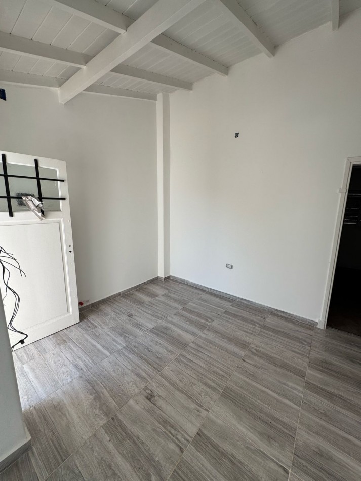 PH DE 3 AMBIENTES EN PRIMER PISO POR ESCALERA. A LA CALLE. SIN EXPENSAS. VILLA PRIMERA