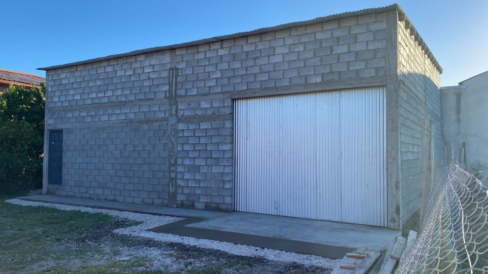 LOTE CON LOCAL Y DEPOSITO. A METROS DE AVENIDA JORGE NEWBERY