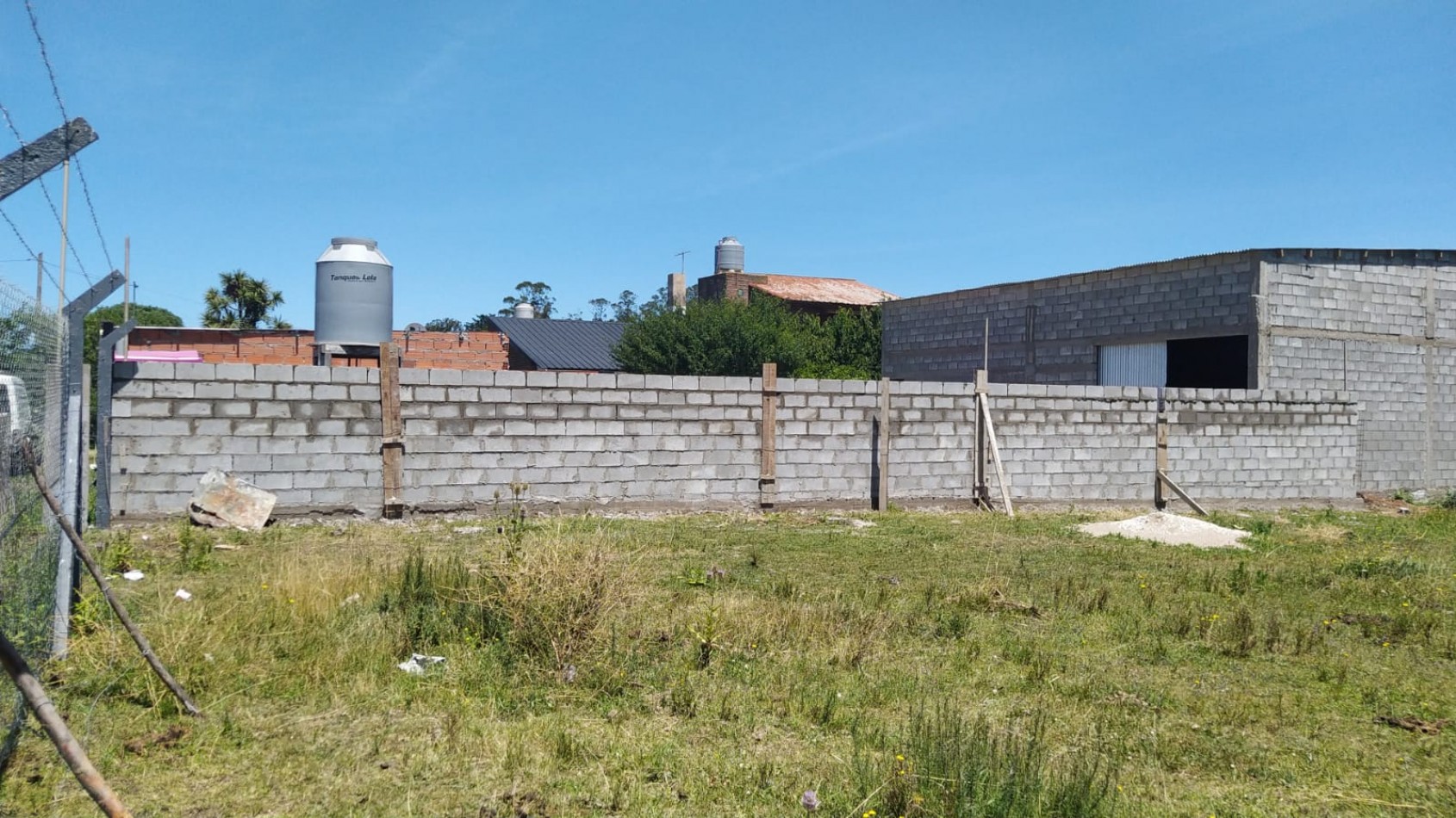 LOTE CON LOCAL Y DEPOSITO. A METROS DE AVENIDA JORGE NEWBERY