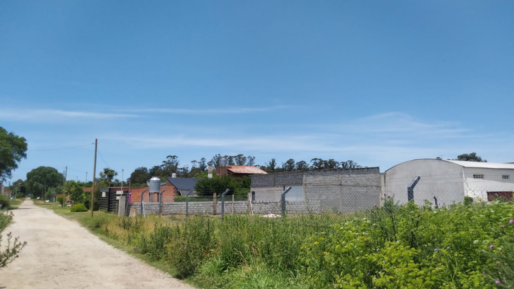 LOTE CON LOCAL Y DEPOSITO. A METROS DE AVENIDA JORGE NEWBERY