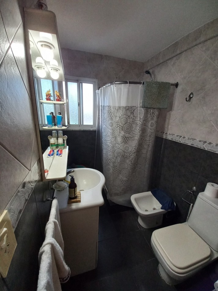 DEPARTAMENTO DE 3 AMBIENTES CON BALCON SALIENTE Y ESPACIO DE COCHERA. A METROS UNIVERSIDAD NACIONAL