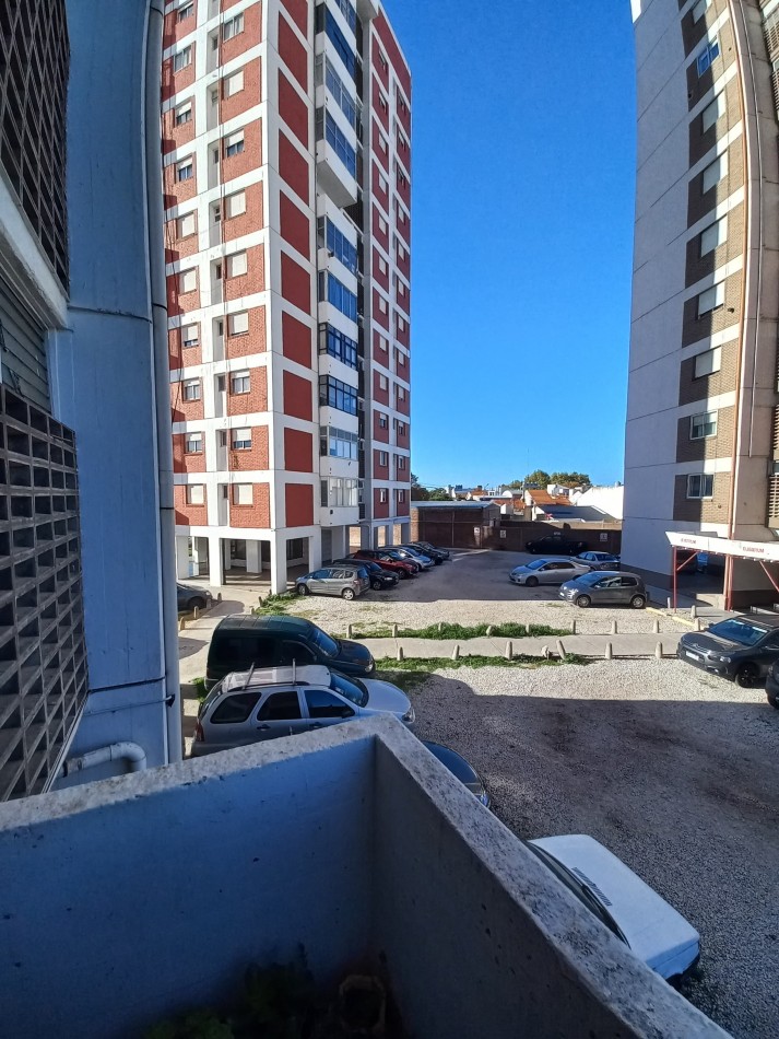 DEPARTAMENTO DE 3 AMBIENTES CON BALCON SALIENTE Y ESPACIO DE COCHERA. A METROS UNIVERSIDAD NACIONAL