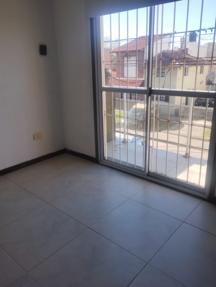 PH DE 3 AMBIENTES. PRIMER PISO POR ESCALERA. ESPACIO DE COCHERA. VILLA PRIMERA.