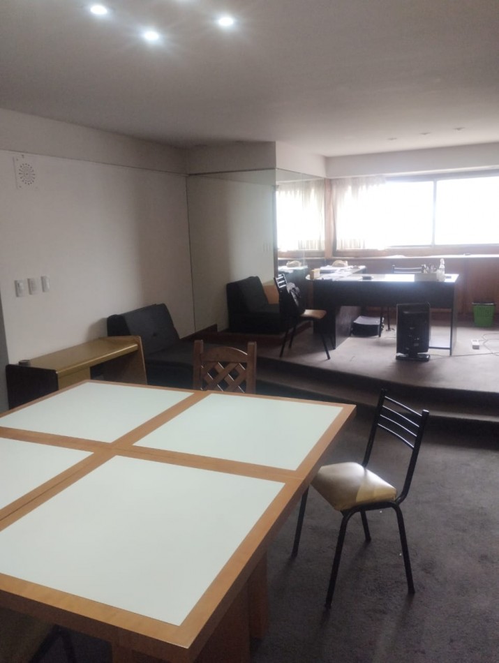 VENTA DE AMPLIA OFICINA AL CONTRAFRENTE. SOBRE 12 DE OCTUBRE AL 3200. EXCELENTE ESTADO 