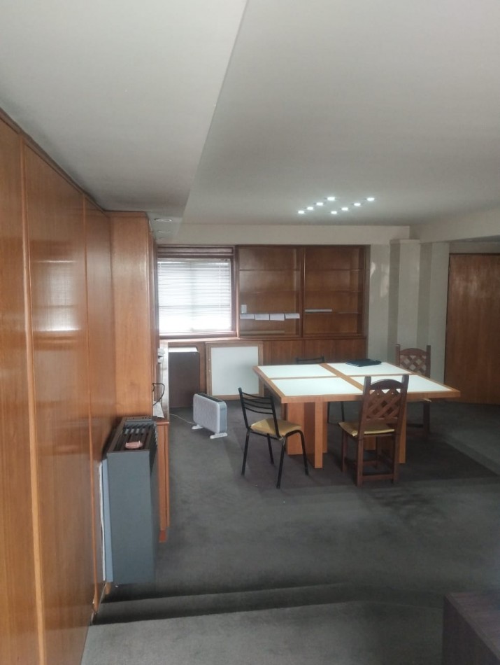 VENTA DE AMPLIA OFICINA AL CONTRAFRENTE. SOBRE 12 DE OCTUBRE AL 3200. EXCELENTE ESTADO 