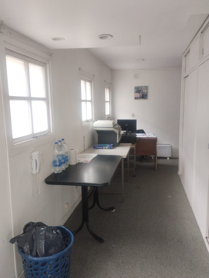 VENTA DE AMPLIA OFICINA AL CONTRAFRENTE. SOBRE 12 DE OCTUBRE AL 3200. EXCELENTE ESTADO 