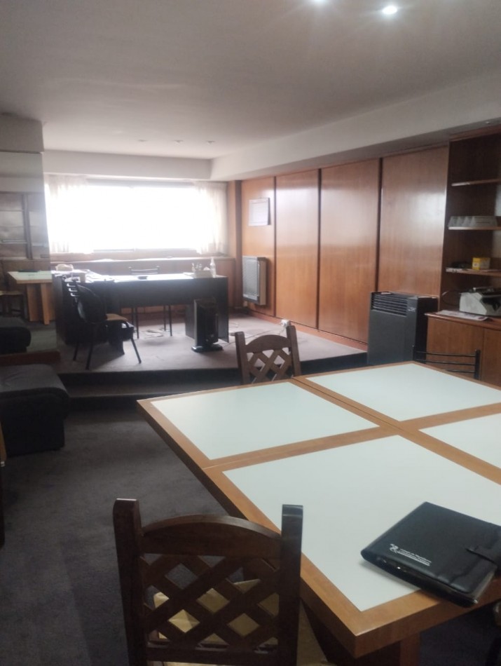 VENTA DE AMPLIA OFICINA AL CONTRAFRENTE. SOBRE 12 DE OCTUBRE AL 3200. EXCELENTE ESTADO 