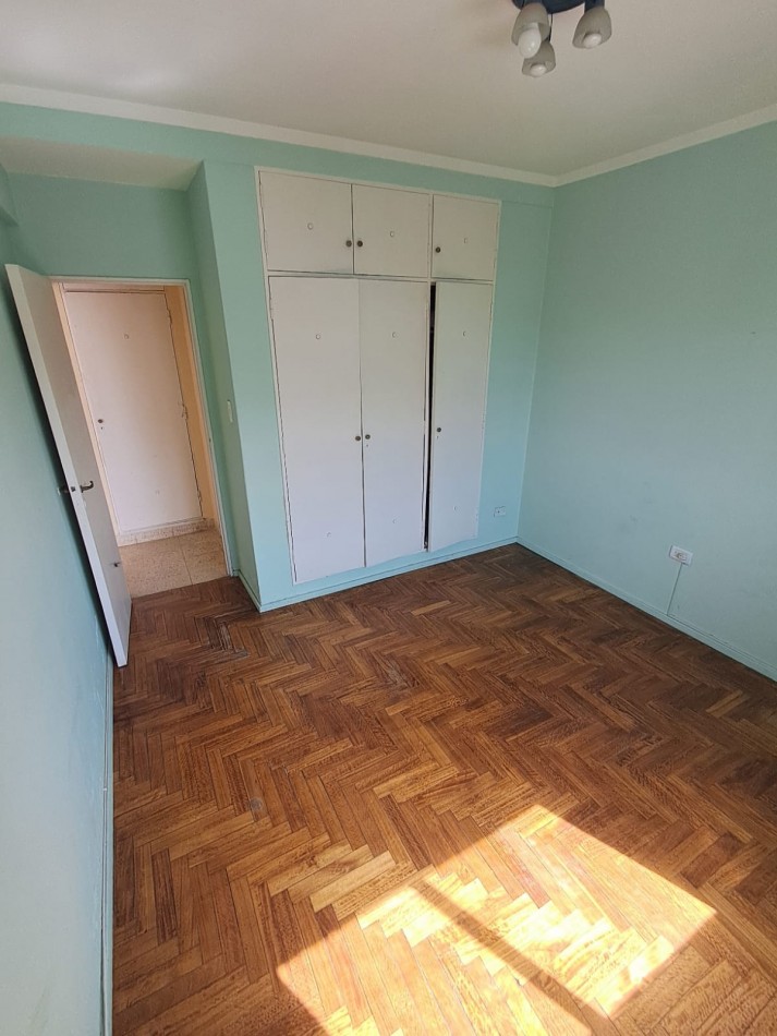 DEPARTAMENTO DE 2 AMBIENTES A LA CALLE CON DEPENDENCIA. PLAZA COLON.