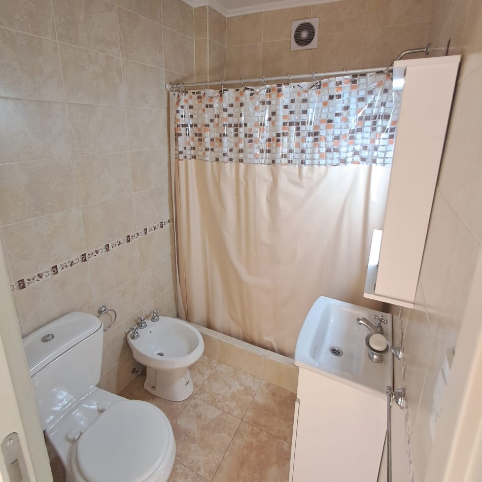 DEPARTAMENTO DE 2 AMBIENTES A LA CALLE CON DEPENDENCIA. PLAZA COLON.