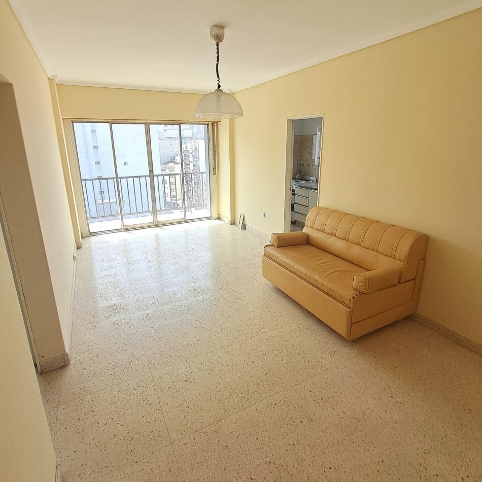 DEPARTAMENTO DE 2 AMBIENTES A LA CALLE CON DEPENDENCIA. PLAZA COLON.