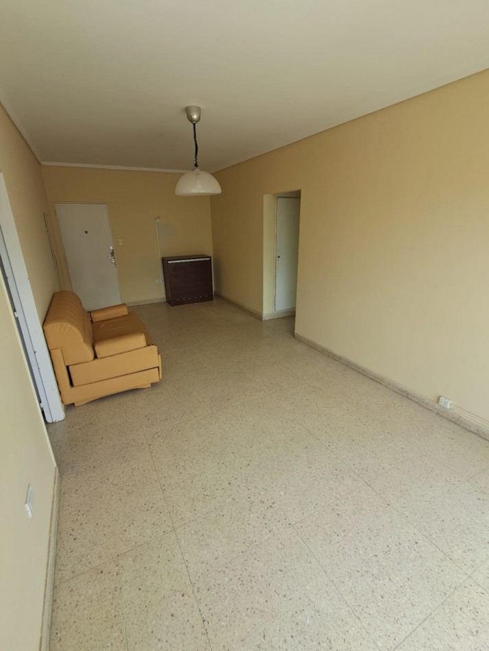 DEPARTAMENTO DE 2 AMBIENTES A LA CALLE CON DEPENDENCIA. PLAZA COLON.