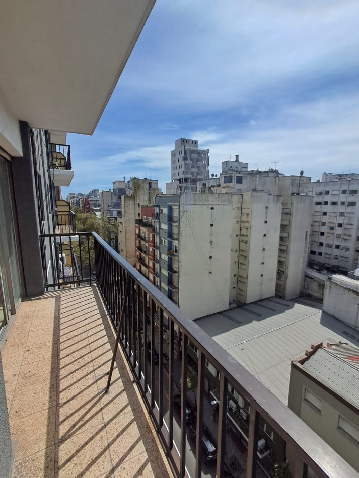 DEPARTAMENTO DE 2 AMBIENTES A LA CALLE CON DEPENDENCIA. PLAZA COLON.