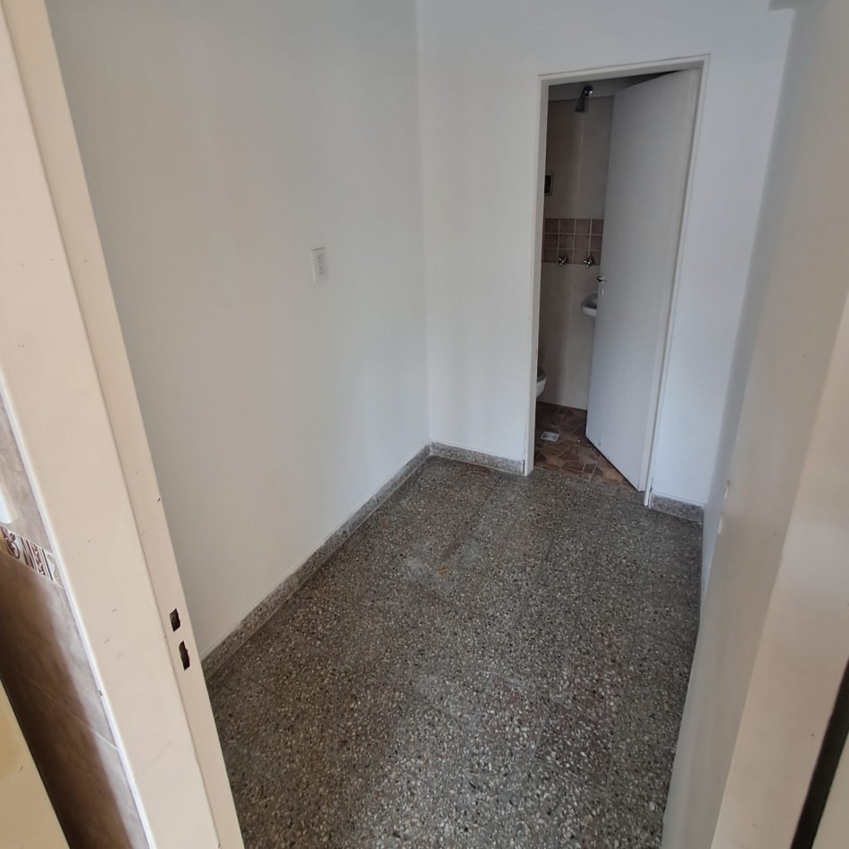 DEPARTAMENTO DE 2 AMBIENTES A LA CALLE CON DEPENDENCIA. PLAZA COLON.