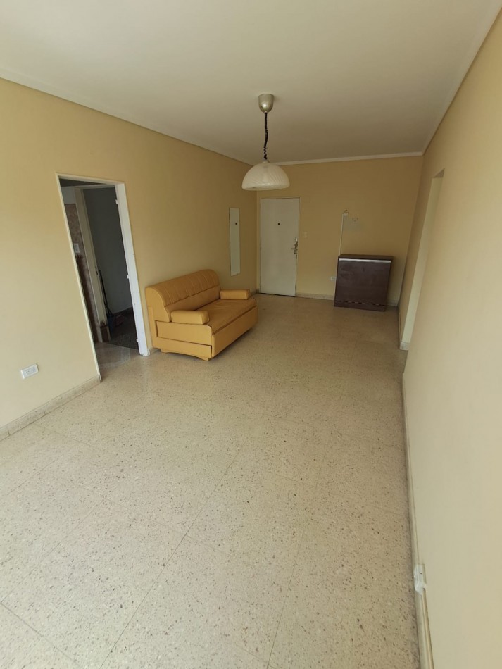 DEPARTAMENTO DE 2 AMBIENTES A LA CALLE CON DEPENDENCIA. PLAZA COLON.