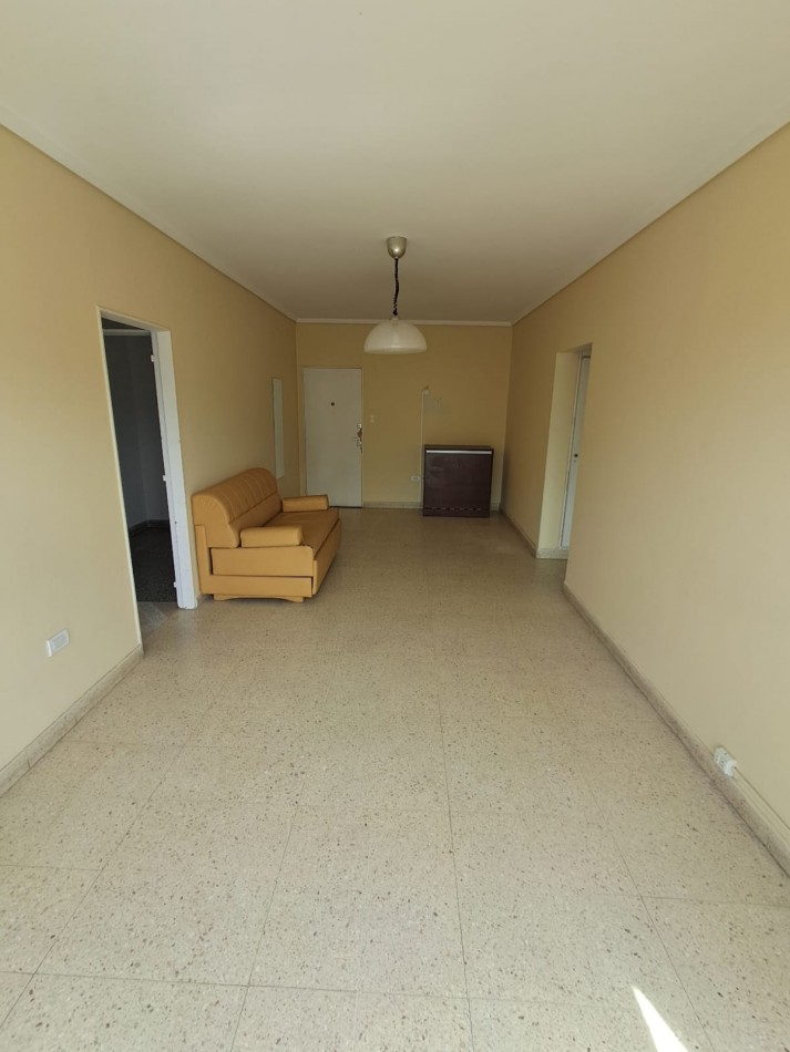 DEPARTAMENTO DE 2 AMBIENTES A LA CALLE CON DEPENDENCIA. PLAZA COLON.