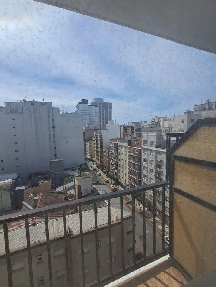 DEPARTAMENTO DE 2 AMBIENTES A LA CALLE CON DEPENDENCIA. PLAZA COLON.